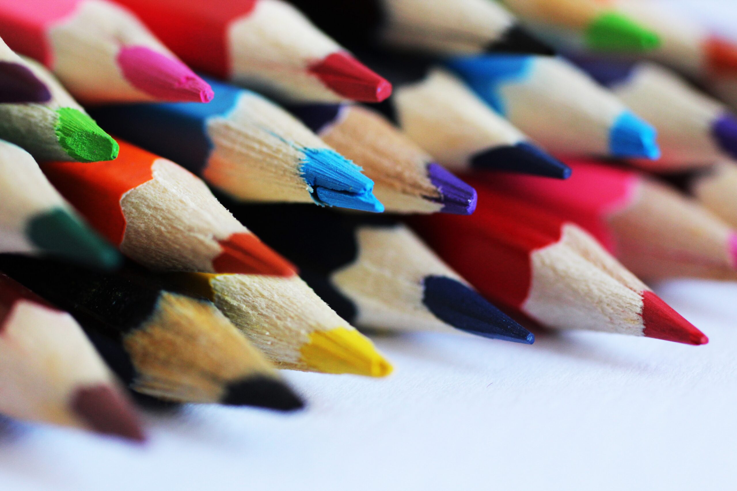 Matite colorate allineate pronte all'uso: nelle settimane prima del rientro a scuola molti bambini manifestano ansia.